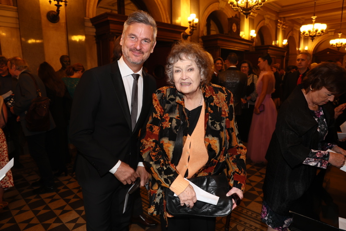 Krátkému účesu zůstává věrná i zpěvačka a dabérka Hana Talpová (85).