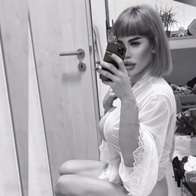 Šimša už vypadá jako žena. 