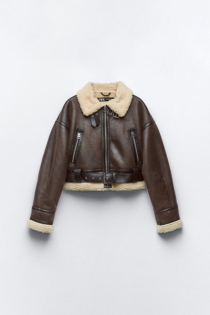 Unisexová bunda s kožešinkou rozhodně nemusí zůstat nezapojena. (Zara, 1 799 Kč)