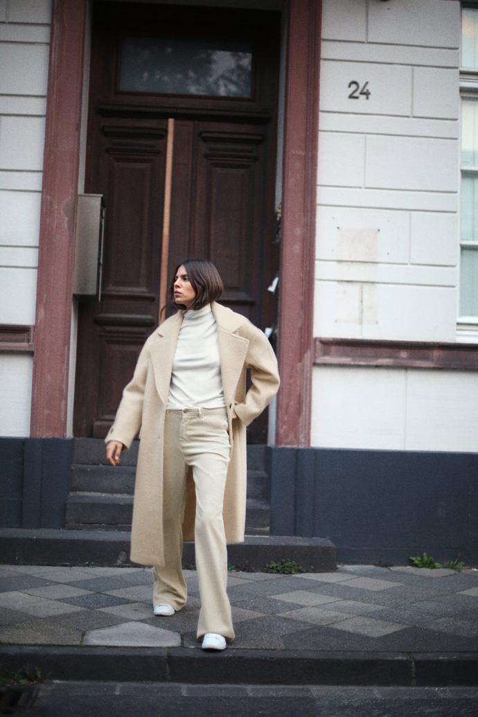 Flare nohavice, minimalistické střihy, pleteniny a outfity  tón v tónu, zaručený úspěch. (Zara)