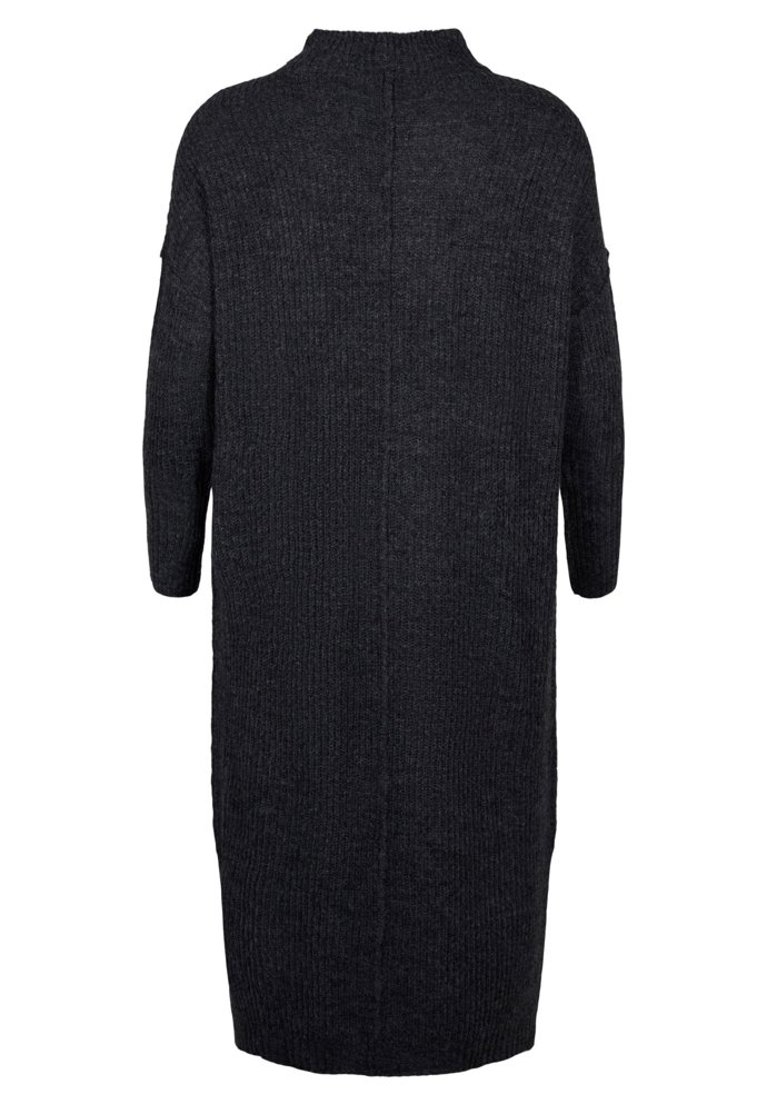 Svetrové šaty volného střihu, Zizzi, 1 999 Kč. (K dispozici až do velikosti 64)