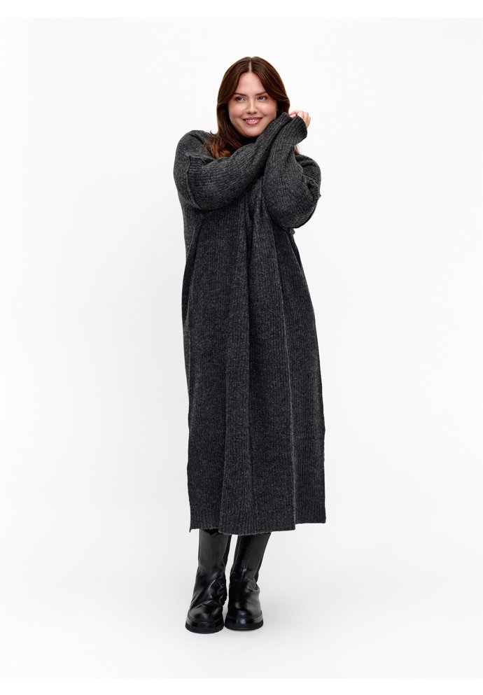 Svetrové šaty, značka je nabízí až do velikosti 62. (Zizzi, 1 999 Kč)