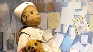 Prokletá 118letá panenka Robert: Po dvojím stěhování v rodinách skončila v muzeu a návštěvníci ji uplácejí dary, aby neškodila