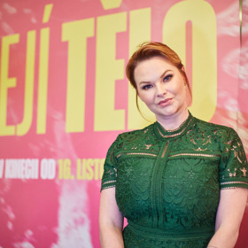 Tarra White se na snímku Její tělo podílela jako konzultantka pro herečky. 