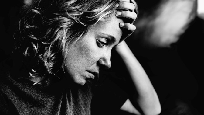 Tajemné příběhy ze života: Pod vánočním stromečkem jsem našla jeden dárek navíc. Po jeho rozbalení jsem se rozbrečela, byl pro mou mrtvou maminku