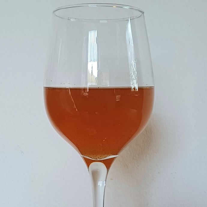 Po dvou až třítýdenní fermentaci oxymel sceďte a uchovávejte v lednici.