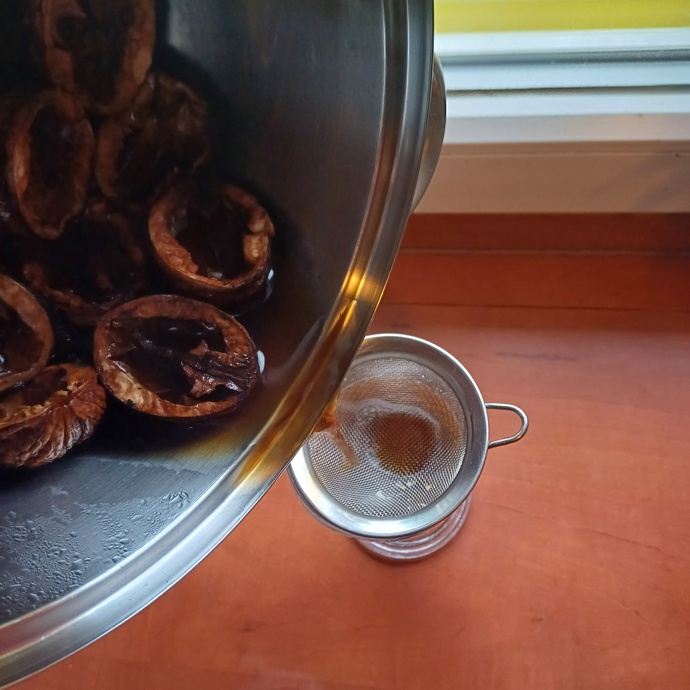 Odvar sceďte a nechte zchladnout.