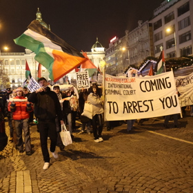 Václavské náměstí se opět hemžilo demonstranty. 