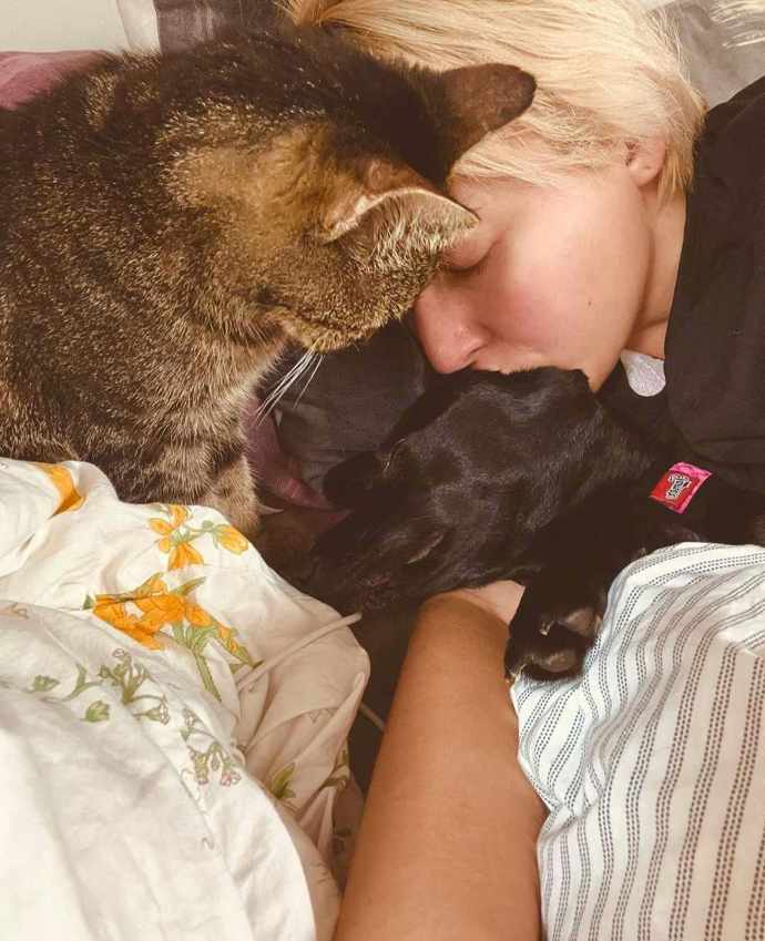 Se svými fanoušky na sociálních sítích sdílí Anička Slováčková to dobré i to špatné. Útěchou jsou jí v melancholických chvílích její zvířátka.