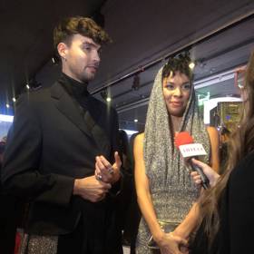 Radku na slavíky doprovodil bratr Adam Pavlovčin, jejich outfity byly do posledního detailu sladěny, tedy i za jeho modelem stojí Jana Horejšová a její značka On the Boat.