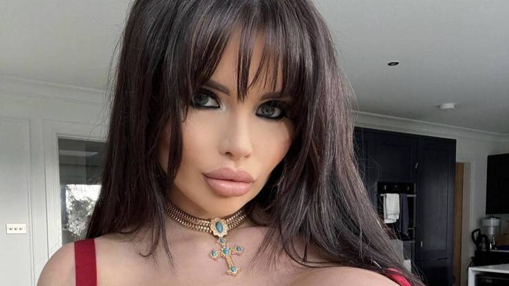 Galerie: Britská influencerka Paige British má již prsa větší než hlavu: Chlubí se tím, že je