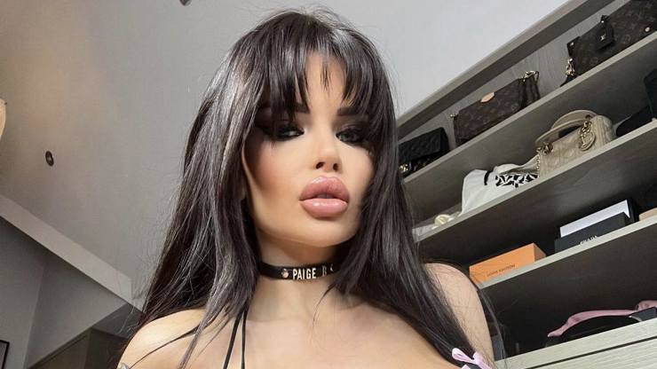 Galerie: Britská influencerka Paige British má již prsa větší než hlavu: Chlubí se tím, že je