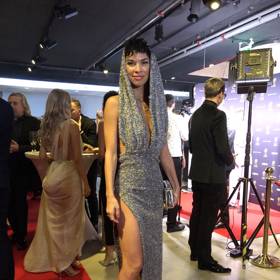 Radka Pavlovčinová vynesla flitrovou róbu s vysokým rozparkem a impozantním prvkem v podobě řaseného živůtku plynule přecházejícího do kápě. 