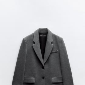 Sako straight fit s ramenními vycpávkami, Zara, 1 399 Kč