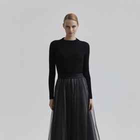 Průhledný materiál a sofistikovaná podšívka. Způsob, jak průsvitné kousky jednoduše zapojit do každodenního šatníku. (Sukně, Andiata, 7 600 Kč)