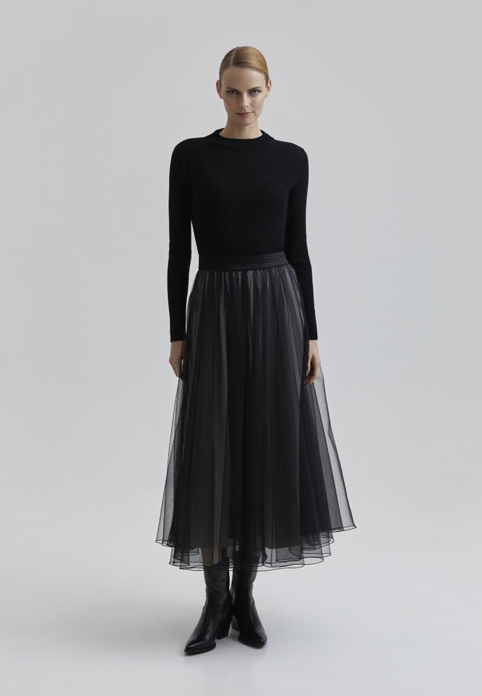Průhledný materiál a sofistikovaná podšívka. Způsob, jak průsvitné kousky jednoduše zapojit do každodenního šatníku. (Sukně, Andiata, 7 600 Kč)