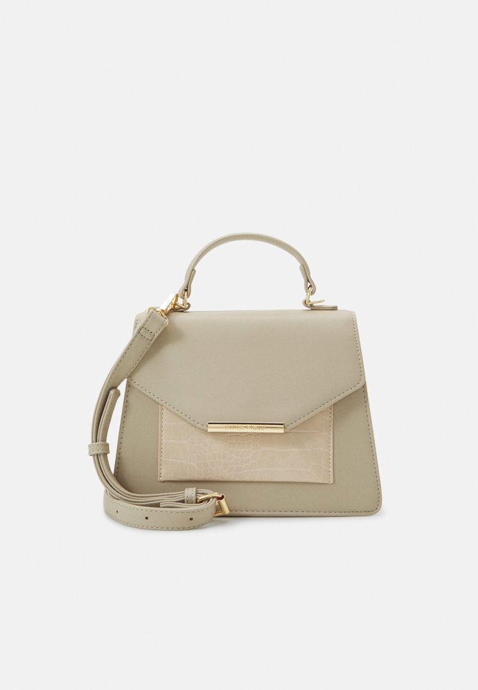 Ještě dostupnější variantou je model značky Anna Field za 700 Kč.