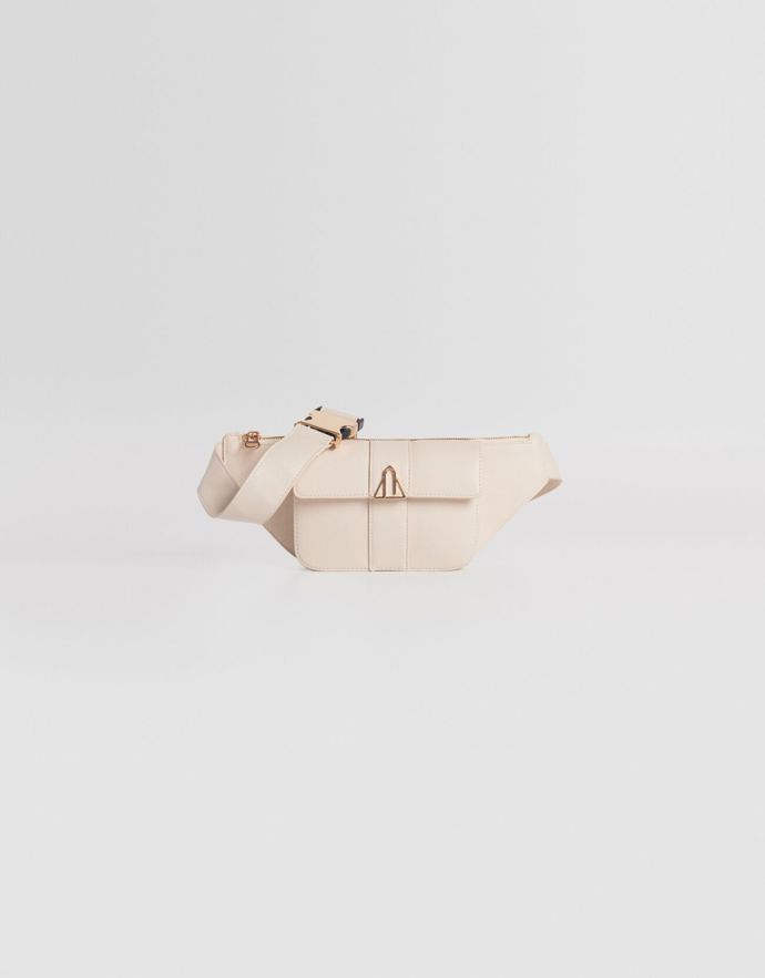 Elegantní ledvinka Bershka s metalickými prvky stojí 549 Kč.