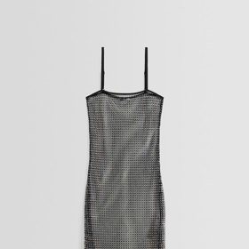 Průhledným materiálům sluší také třpytivé prvky, třeba štras. (Bershka, 799 Kč)