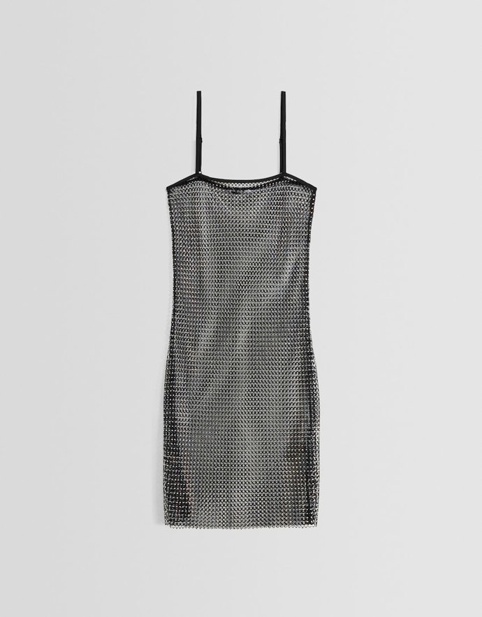 Průhledným materiálům sluší také třpytivé prvky, třeba štras. (Bershka, 799 Kč)