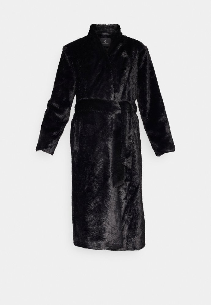 Kožešinový plášť, Bruuns Bazaar, 3 690 Kč.