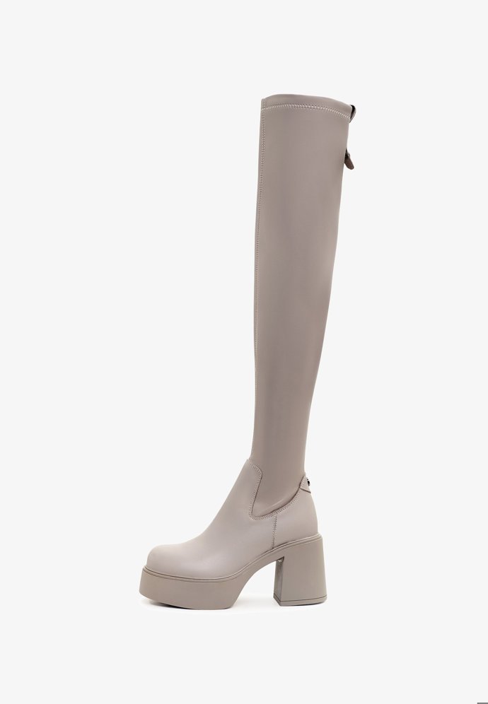 Kozačky s masivní podrážkou, Cesare Gaspari, 2 300 Kč.