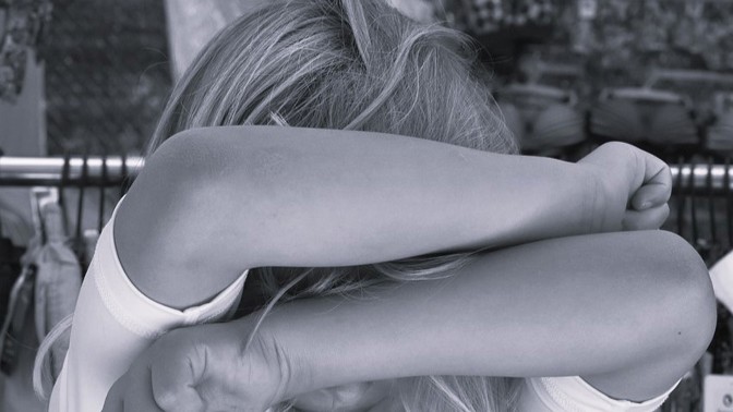 Mrazivý příběh Beth Thomas: Otec ji 19 měsíců zneužíval, ona pak chtěla zabít adoptivní rodinu