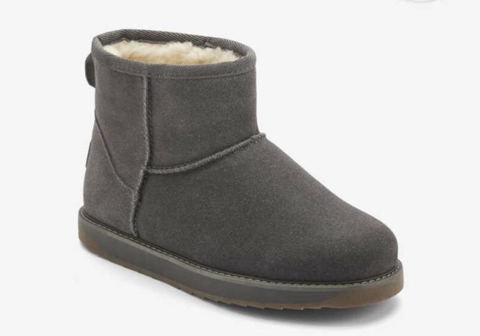 Kvalitní materiály a pravou kožešinu i kůži nabízí válenky značky Coqui. (2 799 Kč)