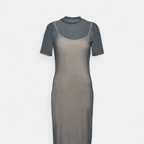 Stejně jednoduché nošení zaručují modely se saténovou podšívkou v barvě kůže. (Cotton On, 790 Kč)