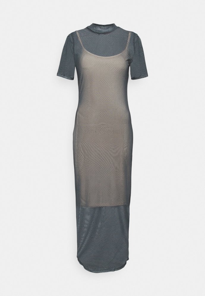 Stejně jednoduché nošení zaručují modely se saténovou podšívkou v barvě kůže. (Cotton On, 790 Kč)