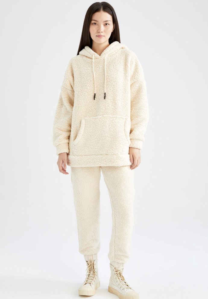 Teddy set, De Facto. Kalhoty 930 Kč, mikina, 990 Kč