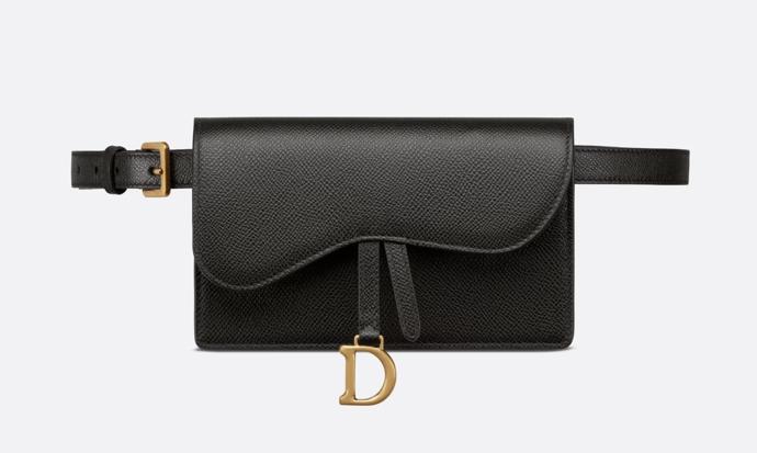 Luxusní belt bag v podání módního domu Dior. Legendární saddle bag v miniaturním roztomilém podání. Ovšem za pohádkovou cenu. (cca 42 000 Kč)