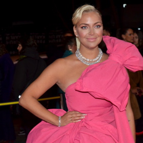 Markéta asymetrickou róbu doplnila výraznými šperky, především víceřadým náhrdelníkem a náramkem v podobném dezénu.