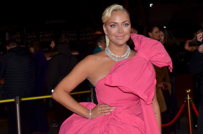 Markéta asymetrickou róbu doplnila výraznými šperky, především víceřadým náhrdelníkem a náramkem v podobném dezénu. 