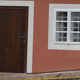 Domek má nové dveře, které předtím chyběly.