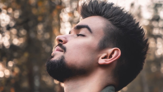 zasněný, přemýšlí