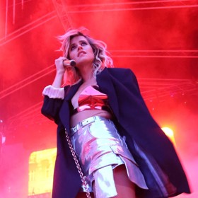 Emma Smetana na pódiu v modelu od Jany Horejšové.