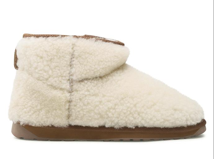 Nepřehlédnutelný model válenek s obráceným efektem, kožíškem zvenčí. (EMU Australia, 3 199 Kč)