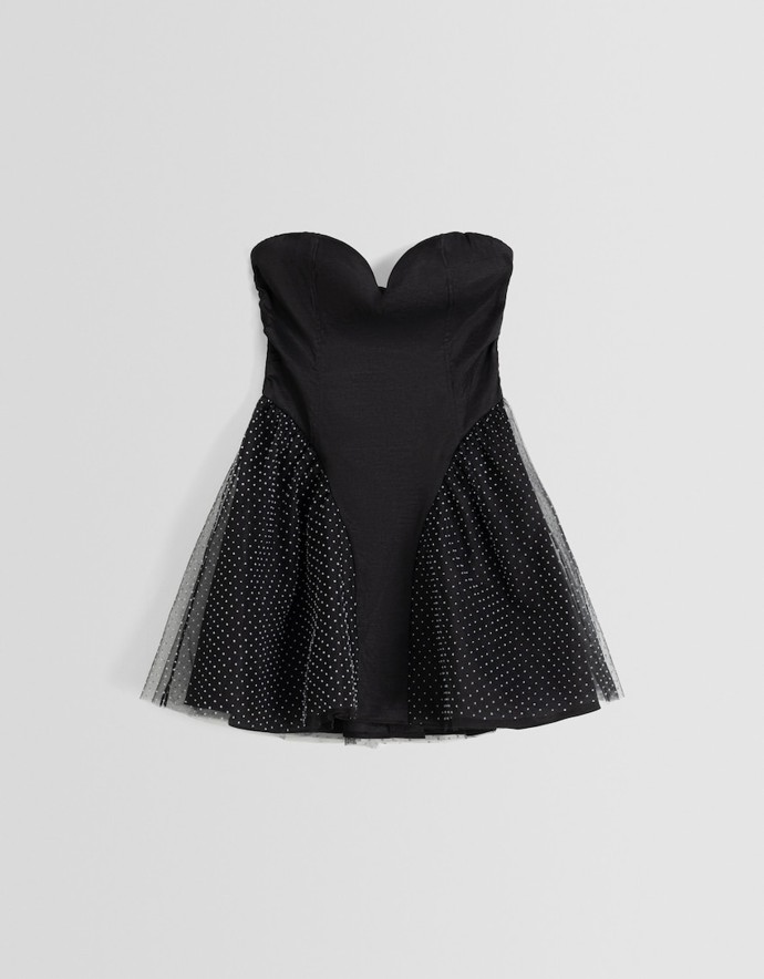 Minišaty s korzetovým střihem zdobí nápadné průsvitné detaily. (Bershka, 1 199 Kč)