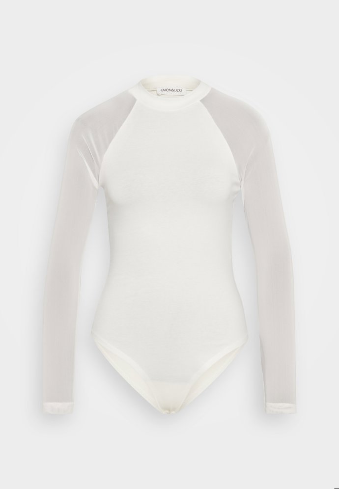 Body s průsvitnými rukávy sluší i něžný odstín bílé (Even&Odd, 480 Kč)