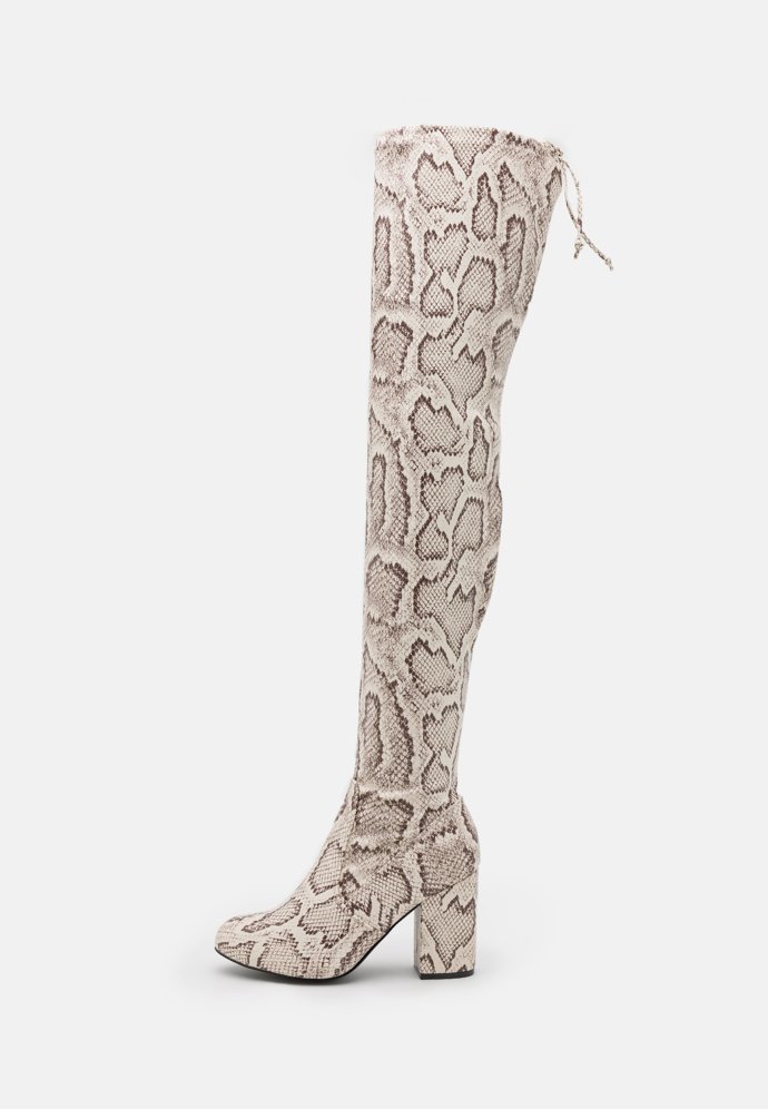 Kozačky s motivem hadí kůže, Even & Odd, 1 540 Kč.