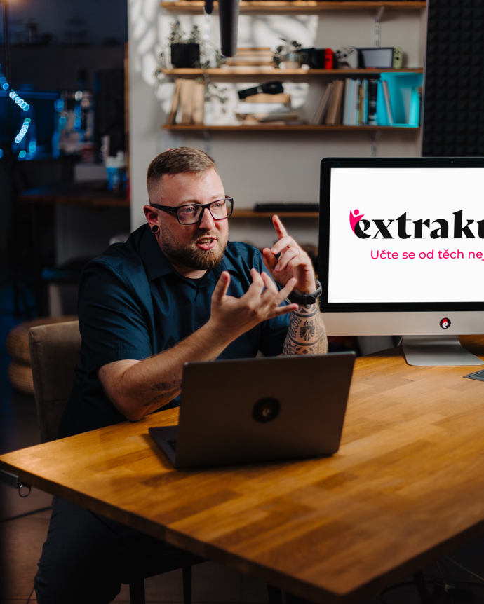 Bezpečí dětí ve světě internetu učí Pavel Matějíček i online skrze Extrakurzy. 