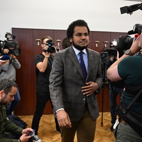 Feri v soudní síni.