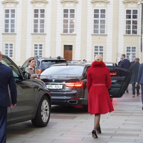 Všichni se urychleně přesunuli dovnitř.