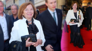 Osmdesátnice Livia Klausová a její módní styl: Miluje černobílé kombinace a nebojí se ani zářivé červené