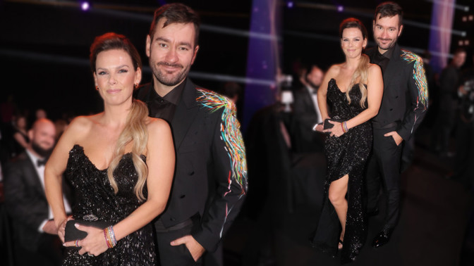 Český slavík Marek Ztracený s manželkou Marcelou. Oslnivý frak a flitrovou róbu pro ně vytvořil oblíbený salon hvězd