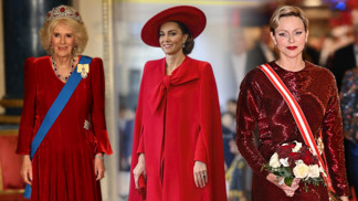Vánoční červená v královském šatníku: V šatech s pelerínou zazářila Kate Middleton, v sametu královna Camilla