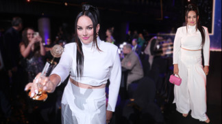 Česká slavice Ewa Farna odhodila extravaganci: Na slavnostním večeru zářila v panenské bílé a elegantních palazzo kalhotách