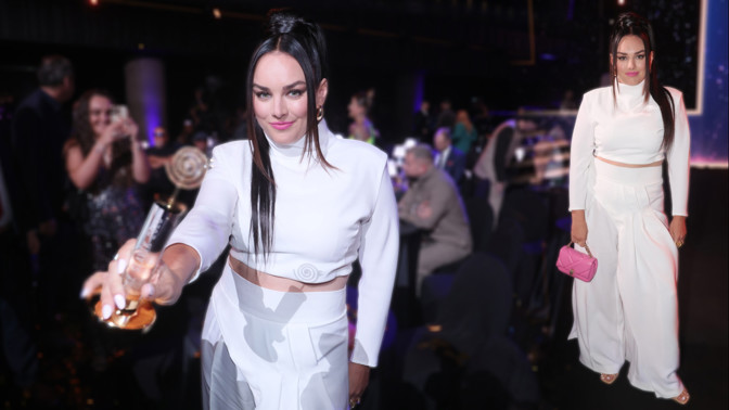 Česká slavice Ewa Farna odhodila extravaganci: Na slavnostním večeru zářila v panenské bílé a elegantních palazzo kalhotách