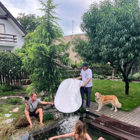 Autorka kalendáře, fotografka Lenka Hatašová, měla s Elizavetou původně jiný záměr a herečka strávila pár hodin sezením v jezírku.